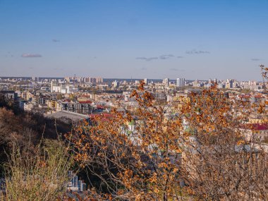 Mavi gökyüzüne karşı şehir silueti.
