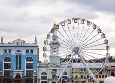 Şehir meydanında dönme dolap.