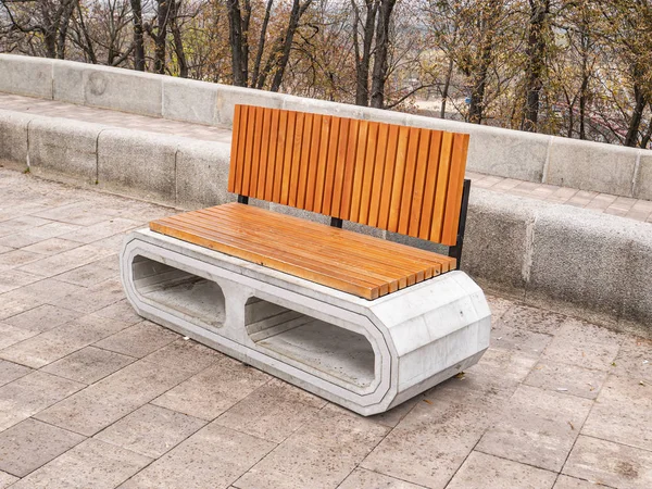 Banc pour se détendre dans un parc public . — Photo