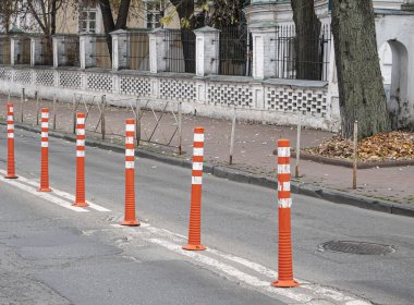 Yoldaki şeritli trafik durakları.
