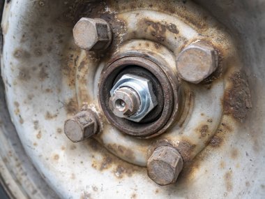 Araba tekerleği vidalanmış..