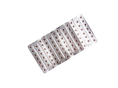 beyaz zemin üzerinde tıbbi ilaçlar.