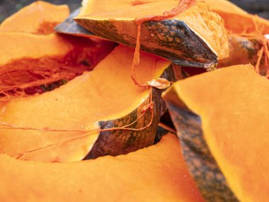 Portakal kabak parçalarhalinde kesilmiş.