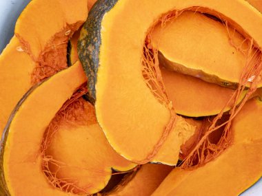 Portakal kabak parçalarhalinde kesilmiş.