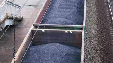 Kömürlü vagonların hareketi. Aktarım.