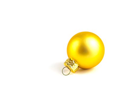 Beyaz arka planda Noel ağacı oyuncakları.