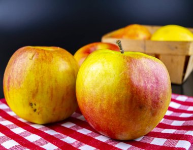 Metin için yeri olan siyah bir arkaplanda meyveli elmalar.