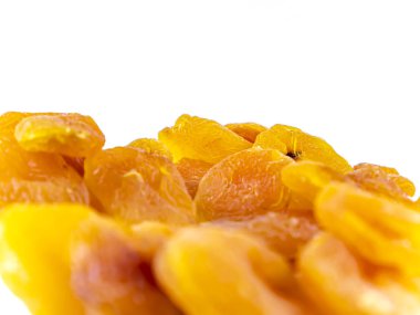 Beyaz bir zemin üzerinde kurumuş kayısı meyveleri metin için yer var.