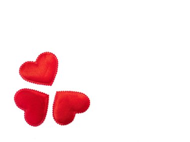 Beyaz arka planda kırmızı kalp. Sevgililer Günü için metin yeri var..