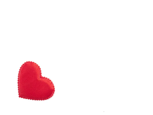 Rotes Herz auf weißem Hintergrund mit Platz für Text zum Valentinstag. — Stockfoto