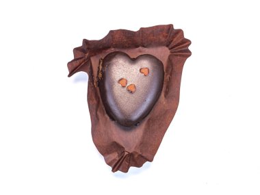 Beyaz arka planda çikolatalı kalp Sevgililer Günü 'nde mesaj için yer var..