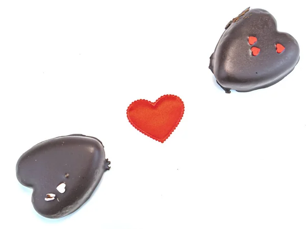 Corazón de chocolate sobre un fondo blanco con lugar para texto para el Día de San Valentín . — Foto de Stock