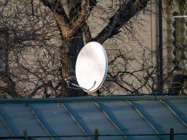 Evin çatısında uydu anteni var..