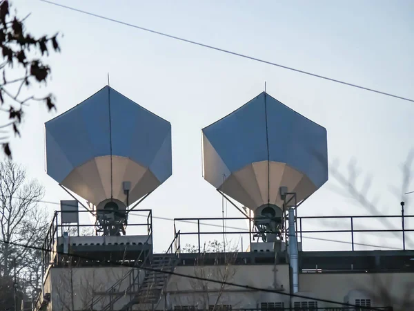 Antena parabólica no telhado do edifício contra o céu azul . — Fotografia de Stock