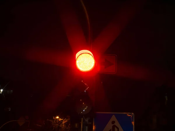Červená semafor auta v noci. — Stock fotografie