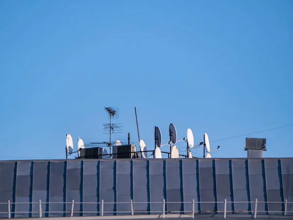 Antenas parabólicas no telhado de um edifício com lugar para texto . — Fotografia de Stock