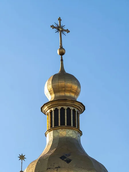 Kreuz auf der Kuppel einer orthodoxen Kirche in Kiev. — Stockfoto