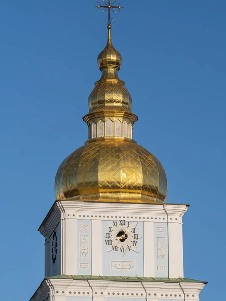 Croix sur le dôme d'une église orthodoxe à Kiev . — Photo