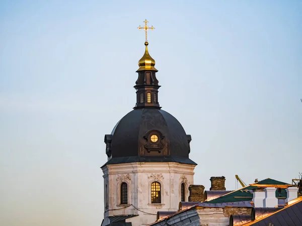 Kreuz auf der Kuppel einer orthodoxen Kirche in Kiev. — Stockfoto