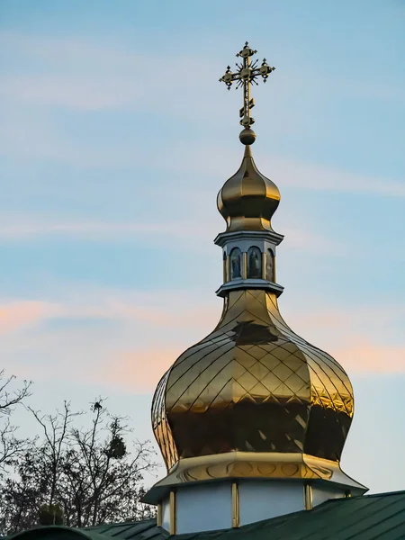 Kiev 'deki bir Ortodoks kilisesinin kubbesinde çapraz. — Stok fotoğraf