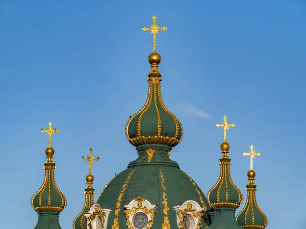 키예프에 있는 정교회의 돔 위에 십자가 모양으로 서 있는 모습. — 스톡 사진