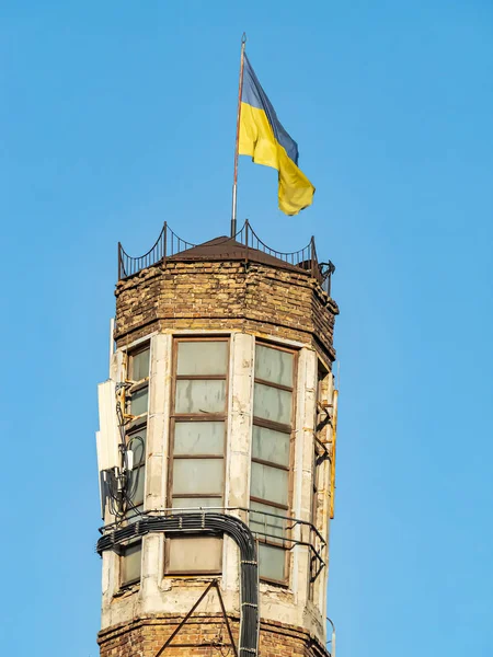 Bandera del Estado de Ucrania en una torre alta . —  Fotos de Stock