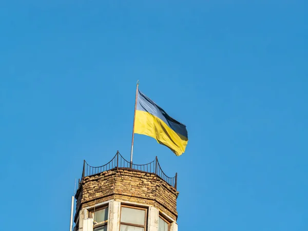 Bandera del Estado de Ucrania en una torre alta . —  Fotos de Stock