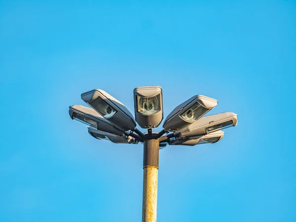 Luces de calle contra el cielo azul . —  Fotos de Stock