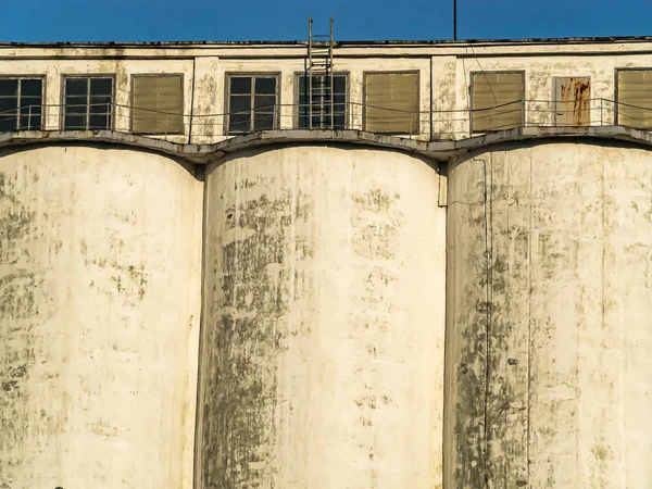 Réservoirs élévateurs pour la conservation du grain . — Photo