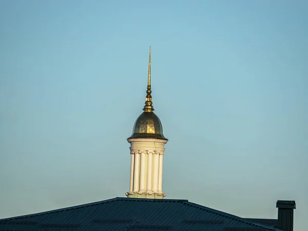Pico en el techo del edificio contra el cielo azul . —  Fotos de Stock