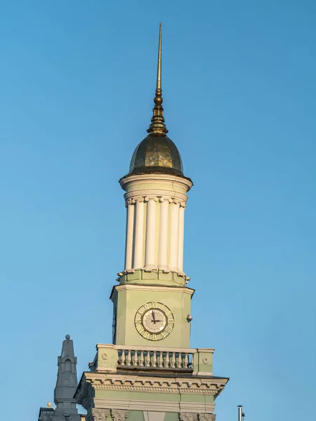 Binanın çatısında, mavi gökyüzüne karşı..