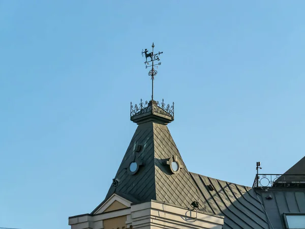Pico en el techo del edificio contra el cielo azul . —  Fotos de Stock