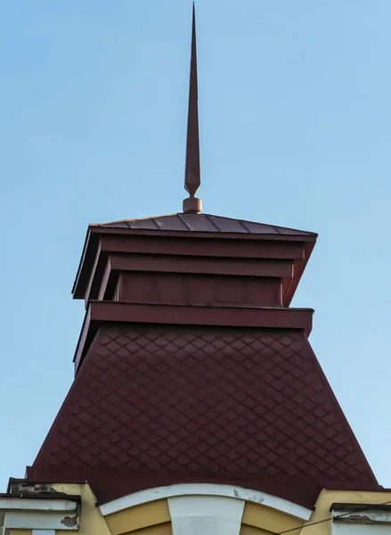 Cima sul tetto dell'edificio contro il cielo blu . — Foto Stock