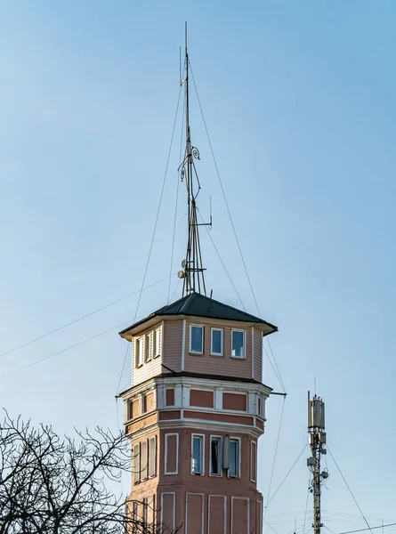 Staré požární věž na pozadí modré oblohy. — Stock fotografie