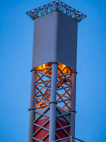 Luzes noturnas de uma torre industrial . — Fotografia de Stock