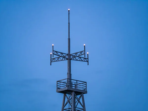 Luzes noturnas de uma torre industrial . — Fotografia de Stock