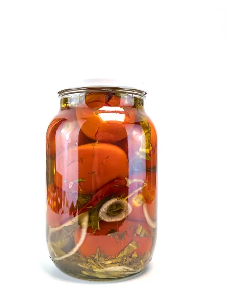 Beyaz arka planda kırmızı konserve domatesli cam kavanoz. — Stok fotoğraf