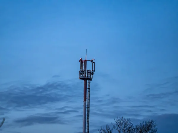 Torre de comunicações móveis no fundo do céu noturno . — Fotografia de Stock