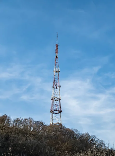 Torre de comunicações móveis em um fundo de céu nublado . — Fotografia de Stock