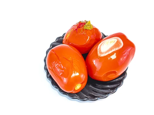 Tomates enlatados vermelhos em uma chapa em um fundo branco . — Fotografia de Stock