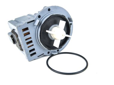 Beyaz arka planda çamaşır makinesi iticili motor pompası.