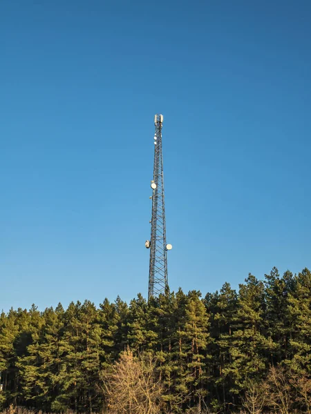 Torre de comunicações móveis em um fundo de céu azul . — Fotografia de Stock