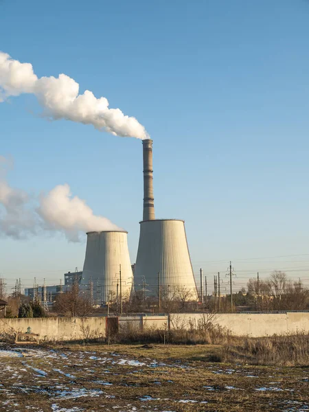 Cheminée d'une centrale thermique contre un ciel bleu . — Photo