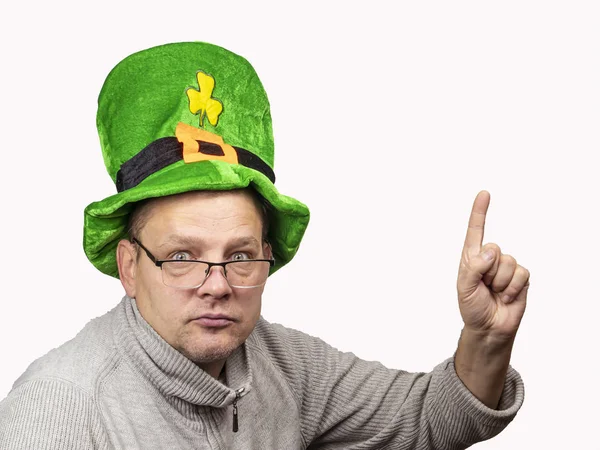 St Patrick i en grön hög hatt på en vit bakgrund. — Stockfoto