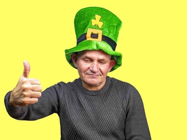 St. Patrick em um chapéu verde com trevo . — Fotografia de Stock