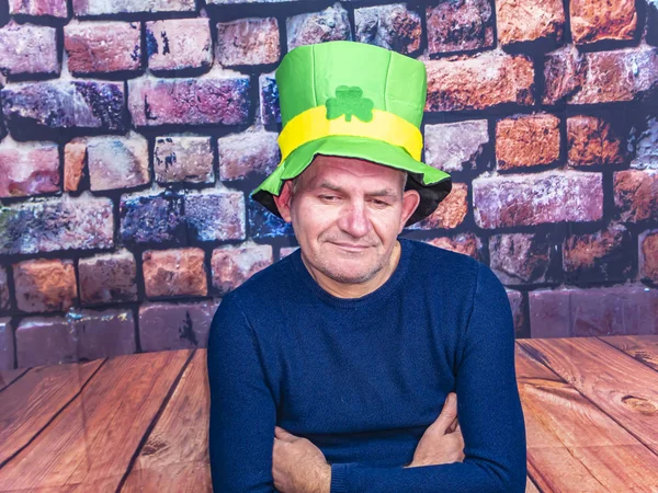 St. Patrick i hög hatt med klöverblad. — Stockfoto