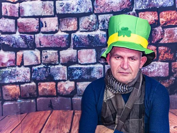 St. Patrick i hög hatt med klöverblad. — Stockfoto