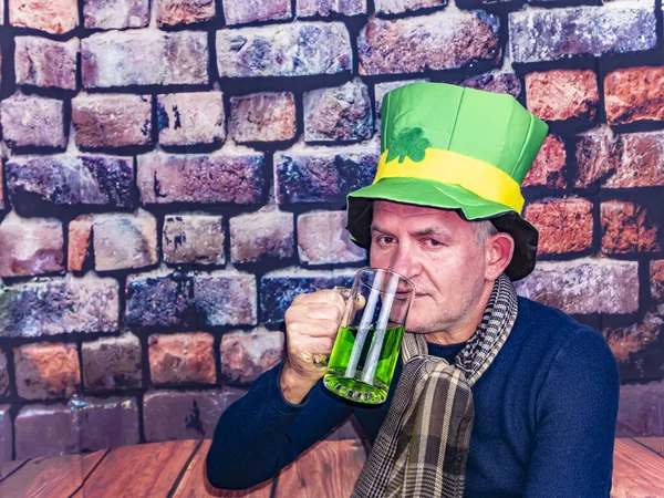 Saint Patrick med en mugg öl. — Stockfoto