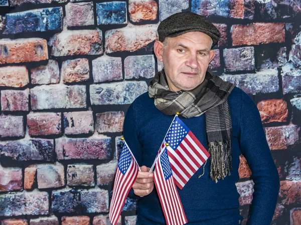 Людина з американським прапором в руці в День Незалежності.. — стокове фото