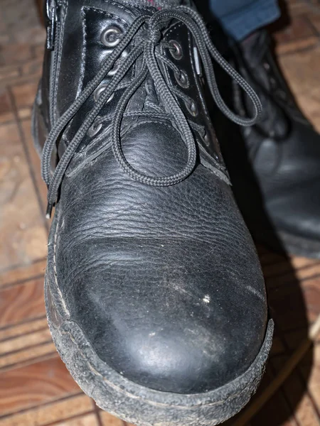 Buty czarnych mężczyzn ze sznurowadłami na stopach. — Zdjęcie stockowe